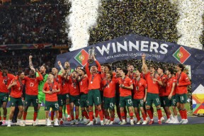 爱游戏-C罗重要时刻反败为胜，巴塞罗那带队取胜！